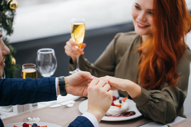 romantic guy makes marriage proposal to lady - Foto, Bild