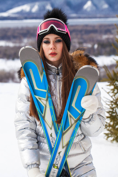 Egy fiatal, gyönyörű nő portréja a téli parkban. - Fotó, kép