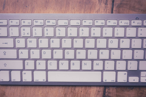 Портативна бездротова комп'ютерна клавіатура. Зображення у вінтажному стилі
 - Фото, зображення