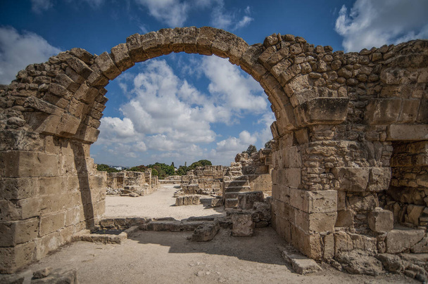 The fortress to protect Paphos from the Arabs was erected by the Byzantines in the 7th century. In 1200, the crusaders reinforced the fortress, but the 1222 earthquake finally destroyed it.        - Foto, imagen