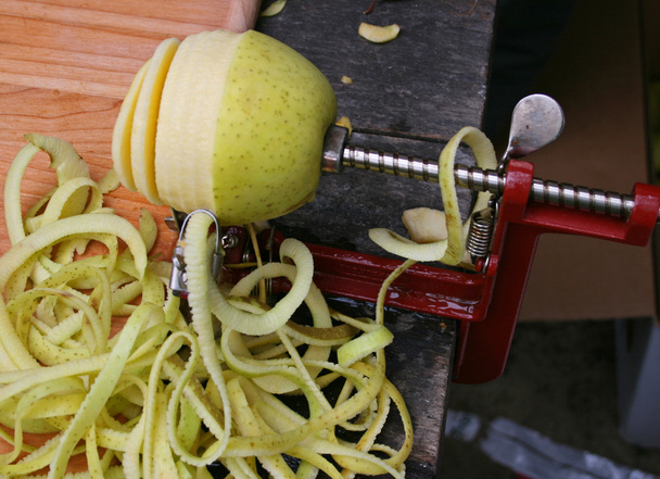 Apfelschäler mit halbgeschältem Apfel - Foto, Bild
