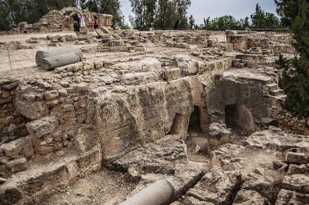 Het fort om Paphos te beschermen tegen de Arabieren werd gebouwd door de Byzantijnen in de 7e eeuw. In 1200 versterkten de kruisvaarders het fort, maar de aardbeving van 1222 vernietigde het uiteindelijk..        - Foto, afbeelding