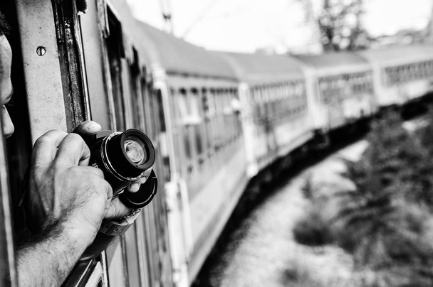 黒と白の写真、古い旅客列車のカメラ付きの観光客 - 写真・画像