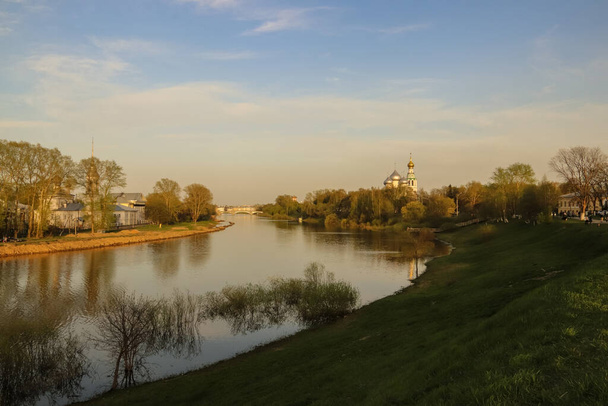 Vologda. Beautiful spring evening on the Vologda river Bank. Chu - Valokuva, kuva