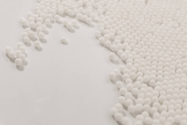 Beyaz arka planda izole edilmiş Homeopati granülleri ilacı - Fotoğraf, Görsel