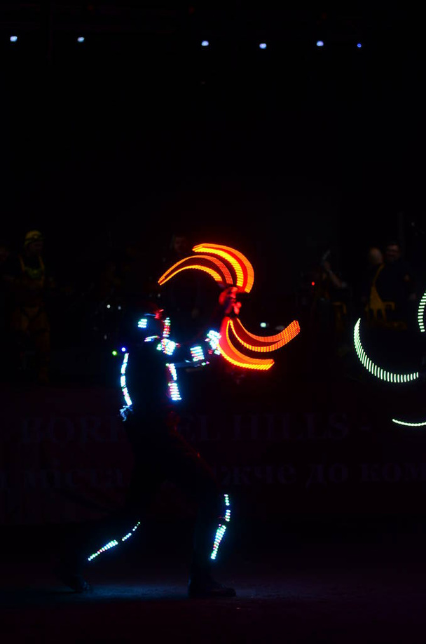 umělci vystupující ve světlých kostýmech na tmavé scéně    - Fotografie, Obrázek