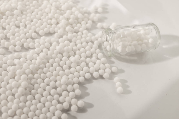 Homeopathie granulaat geneeskunde geïsoleerd op een witte achtergrond - Foto, afbeelding