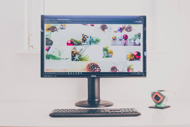 Computer desktop met Shutterstock fotograaf portfolio op scr - Foto, afbeelding