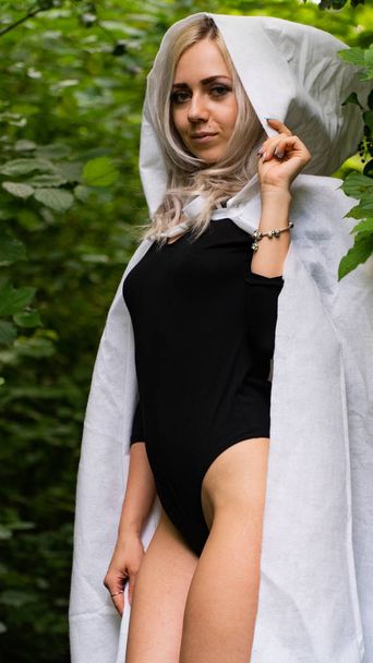 mulher loira sexy em manto branco na natureza
 - Foto, Imagem