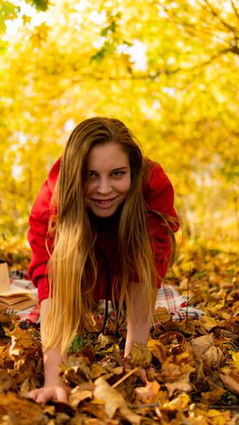 Неймовірна приголомшлива дівчина в червоній сукні. Тло фантастична осінь. Художня фотографія
. - Фото, зображення