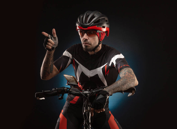 férfi-kerékpáros bukósisakban nézi a telefont Navigator - Fotó, kép