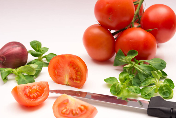 tomato,onion,lettuce and knife - Foto, afbeelding