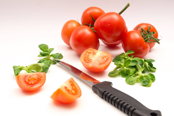 tomato,onion,lettuce and knife - 写真・画像