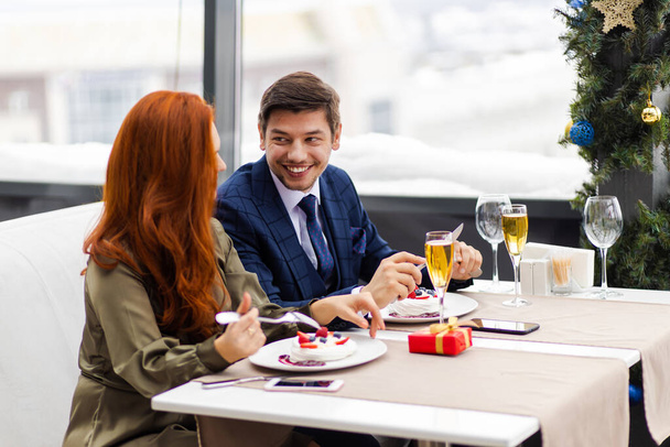 man taking care about her girlfriend during romantic date in restaurant - Valokuva, kuva