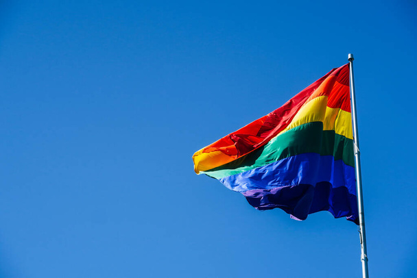 Σημαία για τα δικαιώματα των ομοφυλοφίλων ξετυλίγεται στην περιοχή Castro στο Σαν Φρανσίσκο - Φωτογραφία, εικόνα