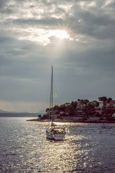 Яхта в Стоморска, остров Солта, Хорватия
 - Фото, изображение