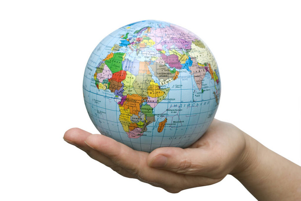 Hände halten einen Globus auf einer weißen Fläche - Foto, Bild