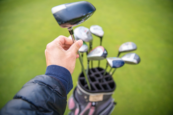 professionele golfclubs in tas op groen - Foto, afbeelding