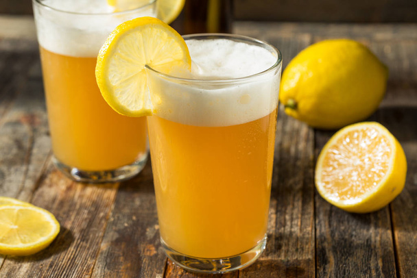 Refreshing Lemon Beer Shandy - Foto, Bild