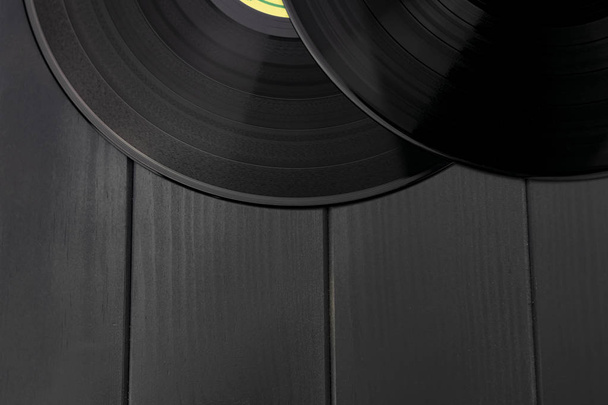 Традиционные черные виниловые пластинки на сером деревянном столе
 - Фото, изображение