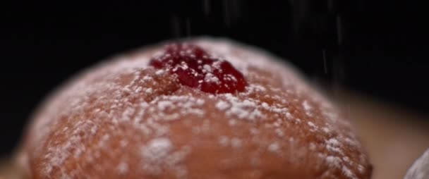 Espolvorear azúcar en polvo en donut de gelatina de hanukkah, cámara lenta, BMPCC 4K
 - Metraje, vídeo