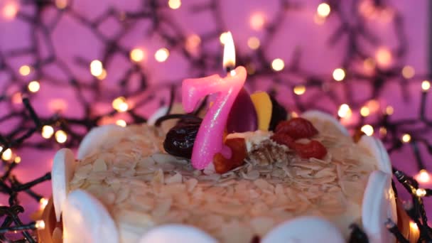 Bir pasta festivalinde yanan mum parlak bir doğum günü arkaplanı - Video, Çekim