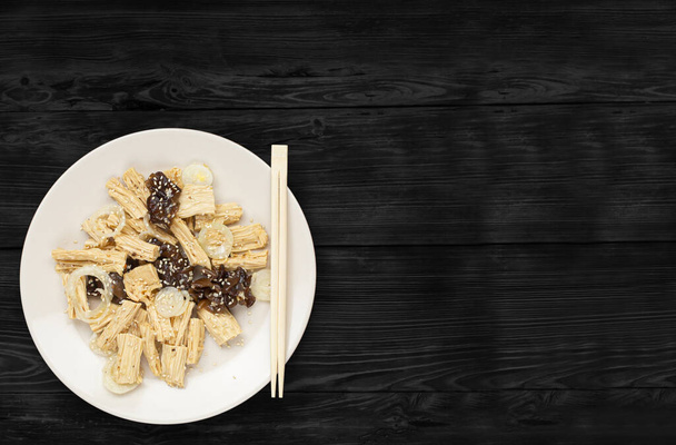 Spicy chinês ou coreano Yuba tofu bambu e Oyster cogumelos no fundo preto
. - Foto, Imagem