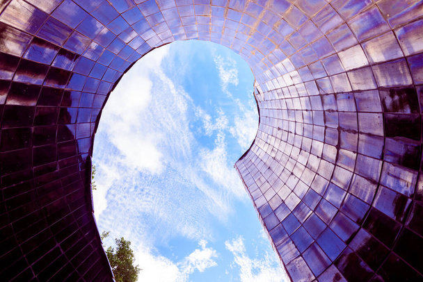 Superficie de baldosas lisas cónicas que apuntan al cielo azul con reflejo
 - Foto, imagen