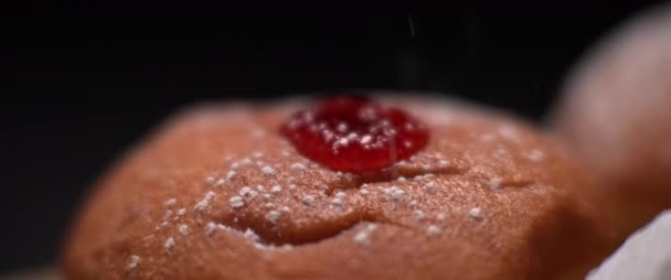 Strooien van suikerpoeder op hanukkah gelei donut, slow motion, Bmpcc 4k - Video