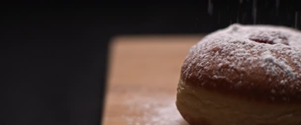Zuckerpuder auf Hanukkah-Gelee-Donuts verteilen, Zeitlupe, bmpcc 4k - Filmmaterial, Video