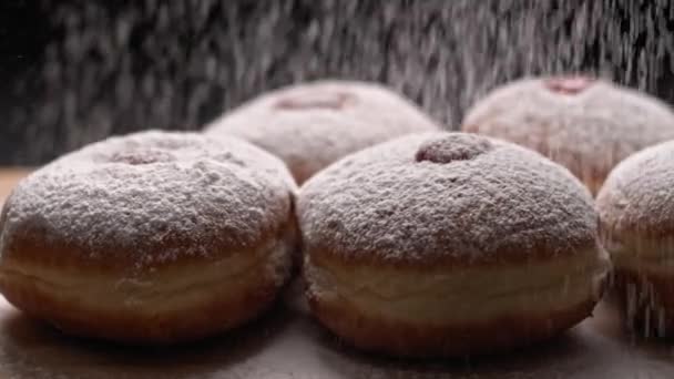 Étaler du sucre en poudre sur des beignets à gelée hanukkah, au ralenti, BMPCC 4K
 - Séquence, vidéo