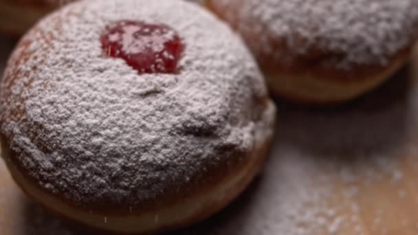 Zuckerpuder auf Hanukkah-Gelee-Donuts verteilen, Zeitlupe, bmpcc 4k - Filmmaterial, Video