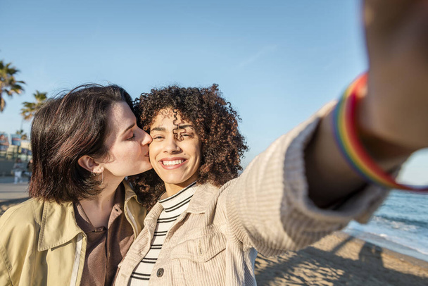 selfie of two girls kissing - Valokuva, kuva