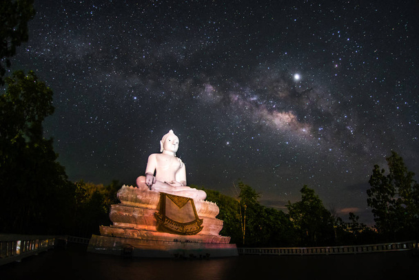 Φωτογραφία του γαλακτώδη τρόπο αυξάνεται πάνω από το μεγάλο Buddha στο λόφο στο Th - Φωτογραφία, εικόνα