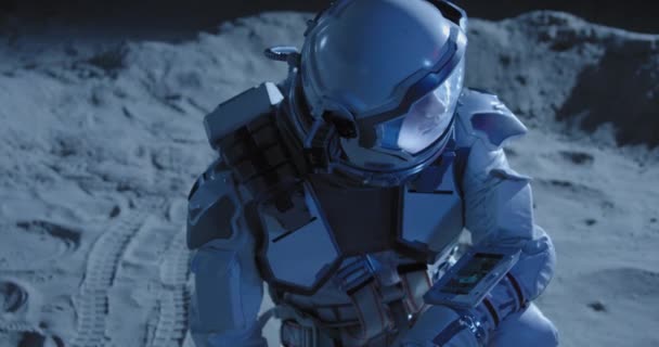 Astronaut überprüft seine Umgebung auf dem Mond - Filmmaterial, Video