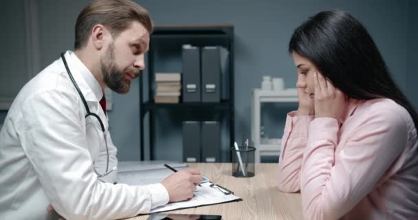 Doctor Examining Female Patient - Materiał filmowy, wideo