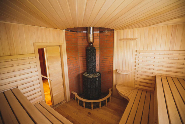 Calentador, en la sauna. Gran habitación luminosa decorada con maderas claras
 - Foto, imagen