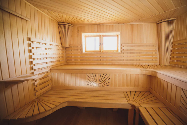 Duża lekka nowoczesna sauna w fińskich tradycjach z naturalnego drewna. - Zdjęcie, obraz