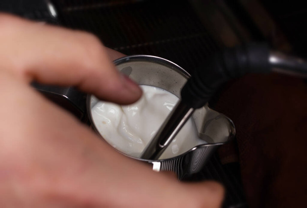 Fazer café em coffeeshop ou café close-up
 - Foto, Imagem