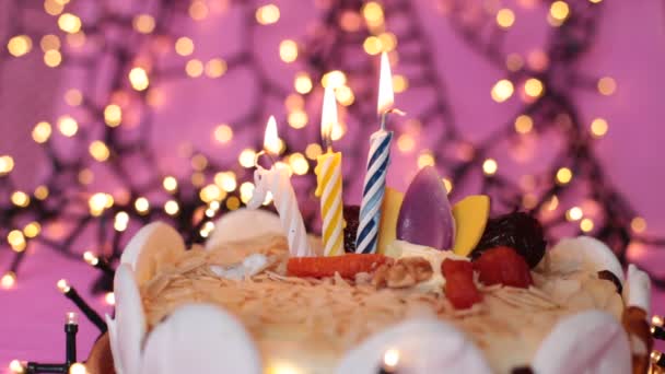 Kynttilän polttaminen kakussa juhlava kirkas syntymäpäivä tausta
 - Materiaali, video