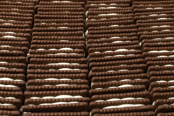 Měkké čokoládové máslo sušenky s bílou krémovou výplní vzor - Fotografie, Obrázek