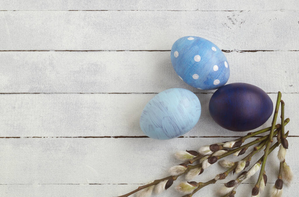 Huevos de Pascua pintados azules
 - Foto, Imagen