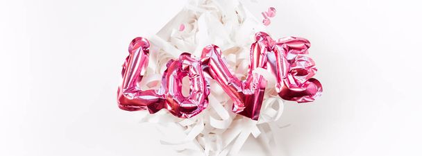 Concetto d'amore. Palloncino rosa gonfiabile con lettere
 - Foto, immagini