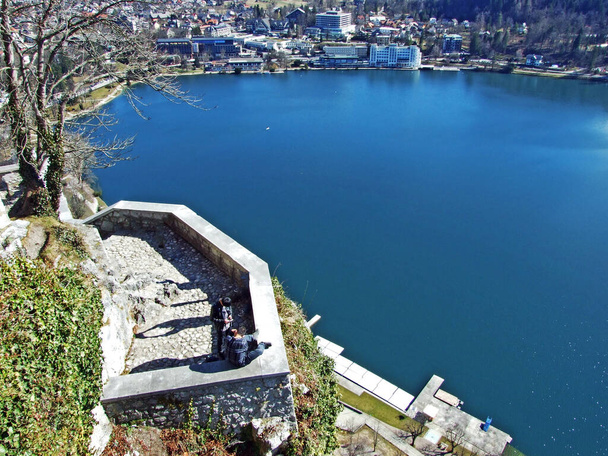 Panoramic view of Bled settlement and on Lake Bled (Blejsko jezero, Bleder See oder Veldeser See) from the castle of Bled (Blejski grad) - Блед, Словения
 - Фото, изображение