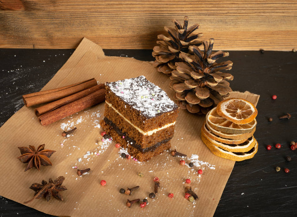 Spons cake met kruiden en honing, Piernik, Bruin Biscuit - Foto, afbeelding
