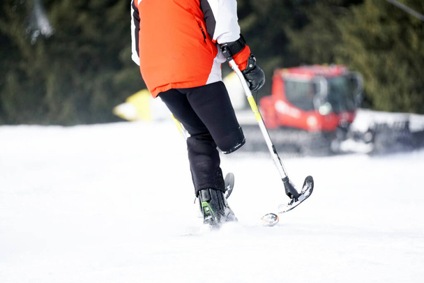 Інваліди однієї ноги старший чоловік спускається на лижах
 - Фото, зображення