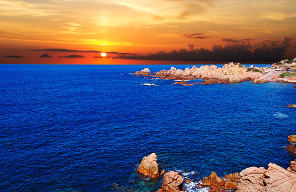 rotsachtige zonsondergang - Foto, afbeelding