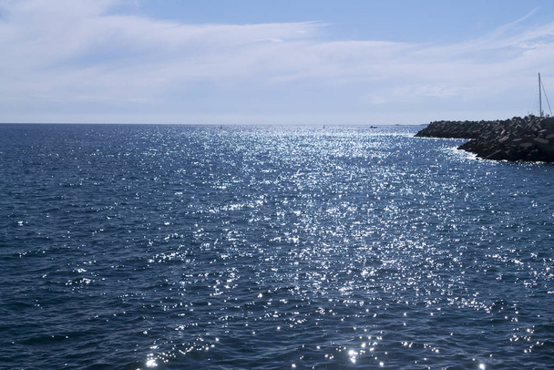 Сохнувшая голубая морская вода блестит на солнце
 - Фото, изображение