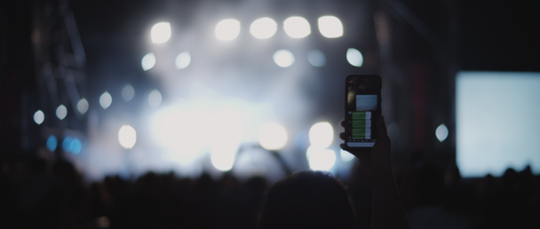 Человек фотографирует во время концерта, на заднем плане мигают прожекторы. Люди перед сценой живого выступления в ночном клубе. Medium, behind shot, handard, slow motion. BMPCC 4K
  - Кадры, видео
