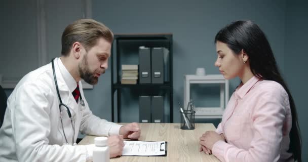 Doctor Prescribing Female Patient Pills - Séquence, vidéo